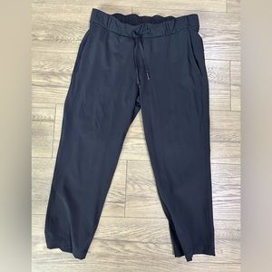 Lululemon size 8 black athletic cropped pants